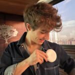 Lucas Burgatti Instagram - “Sorrir é, e sempre será, o melhor remédio…” Que eu amo sorrir não é novidade pra ninguém kkkkk Mas com @invisalignbrasil é ainda melhor. Conforto e confiança pra sorrir ainda mais 🫶🏻😁 - - @clinica.alyah @melinatrianaf @draleticiadeandrade @dramelissaoliveira #publi