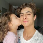 Lucas Burgatti Instagram - SEM DÚVIDA A PESSOA QUE MAIS AMO NESSE MUNDO fazendo 4 anos de idade 🫶🏻🥹❤️ @sarahburgatti você foi a coisa mais especial que aconteceu em nossas vidas. E a cada ano de vida seu, EU que me sinto mais vivo. Feliz aniversário, eu te amo ❤️🧩
