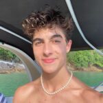 Lucas Burgatti Instagram - FIZ 21 🫶🏻😮‍💨❤️ - - Tô nem acreditando kkkkk Assim… sei que sou um cara novo ainda, mas tô me sentindo um idoso já 🤪 Eu tenho mesmo um espírito mais velho por natureza, porém agora eu tô tipo… nossa 21 😳 que estranho hahaha Preciso admitir, tenho muitas incertezas e coisas que me assustam ainda. Mas uma coisa que aprendi em 21 anos, é que Deus nunca me abandonou e nunca irá. Então isso me basta para viver todas as fases da melhor forma, uma de cada vez. Só sei que é bom crescer, amadurecer, experimentar e ser adulto. VAMO QUE VAMO 2.1 #rumoaos22
