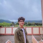 Lucas Burgatti Instagram - FIZ 21 🫶🏻😮‍💨❤️ - - Tô nem acreditando kkkkk Assim… sei que sou um cara novo ainda, mas tô me sentindo um idoso já 🤪 Eu tenho mesmo um espírito mais velho por natureza, porém agora eu tô tipo… nossa 21 😳 que estranho hahaha Preciso admitir, tenho muitas incertezas e coisas que me assustam ainda. Mas uma coisa que aprendi em 21 anos, é que Deus nunca me abandonou e nunca irá. Então isso me basta para viver todas as fases da melhor forma, uma de cada vez. Só sei que é bom crescer, amadurecer, experimentar e ser adulto. VAMO QUE VAMO 2.1 #rumoaos22