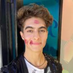 Lucas Burgatti Instagram - FIZ 21 🫶🏻😮‍💨❤️ - - Tô nem acreditando kkkkk Assim… sei que sou um cara novo ainda, mas tô me sentindo um idoso já 🤪 Eu tenho mesmo um espírito mais velho por natureza, porém agora eu tô tipo… nossa 21 😳 que estranho hahaha Preciso admitir, tenho muitas incertezas e coisas que me assustam ainda. Mas uma coisa que aprendi em 21 anos, é que Deus nunca me abandonou e nunca irá. Então isso me basta para viver todas as fases da melhor forma, uma de cada vez. Só sei que é bom crescer, amadurecer, experimentar e ser adulto. VAMO QUE VAMO 2.1 #rumoaos22
