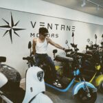 Lucas Burgatti Instagram - QUE LUGAR INCRÍVEL 🔥 Fui na inauguração da @ventanemotors.botafogo e conheci todos os modelos de bikes, scooters e novidades que eles por lá. Logo logo eu vou fazer um vídeo mostrando qual @ventanemotors eu escolhi pra mim. Foi sensacional !!!! E pra quem quer uma máquina dessas, tem desconto pra vocês seguidores 🫶🏻💸 📲 +55 (21)99863-0505