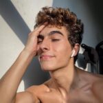 Lucas Burgatti Instagram - FIZ 21 🫶🏻😮‍💨❤️ - - Tô nem acreditando kkkkk Assim… sei que sou um cara novo ainda, mas tô me sentindo um idoso já 🤪 Eu tenho mesmo um espírito mais velho por natureza, porém agora eu tô tipo… nossa 21 😳 que estranho hahaha Preciso admitir, tenho muitas incertezas e coisas que me assustam ainda. Mas uma coisa que aprendi em 21 anos, é que Deus nunca me abandonou e nunca irá. Então isso me basta para viver todas as fases da melhor forma, uma de cada vez. Só sei que é bom crescer, amadurecer, experimentar e ser adulto. VAMO QUE VAMO 2.1 #rumoaos22