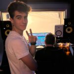 Lucas Burgatti Instagram - Studio Time 🎙️🫶🏻 - - - Hoje foi aí ar o 4º episódio do #nowunitednewdreams e mostrou como foi a gravação lá no estúdio. Tenho alguns registros desse dia pra mostrar melhor essa experiência incrível ✨