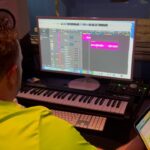Lucas Burgatti Instagram - Studio Time 🎙️🫶🏻 - - - Hoje foi aí ar o 4º episódio do #nowunitednewdreams e mostrou como foi a gravação lá no estúdio. Tenho alguns registros desse dia pra mostrar melhor essa experiência incrível ✨