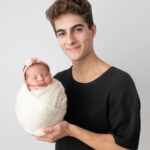 Lucas Burgatti Instagram - Um mês de serenidade em tamanho mini! Minha irmãzinha, sua calma é contagiante. Segurar você no colo é uma especie de terapia no meio de todo o caos. Que venha os próximos meses de calmaria ao seu lado Serena ❤️ te amo 📸 @studio_patriciadifiori #newborn