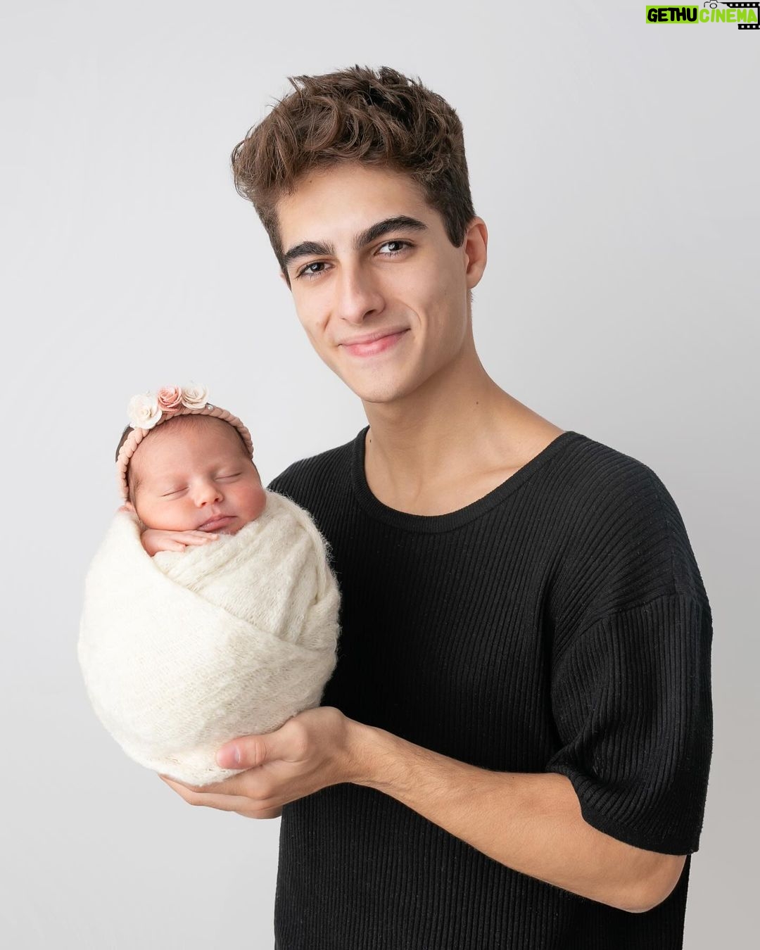 Lucas Burgatti Instagram - Um mês de serenidade em tamanho mini! Minha irmãzinha, sua calma é contagiante. Segurar você no colo é uma especie de terapia no meio de todo o caos. Que venha os próximos meses de calmaria ao seu lado Serena ❤️ te amo 📸 @studio_patriciadifiori #newborn