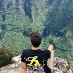 Lucas Burgatti Instagram - Sim… estou VIVO depois desse passeio de tirolesa a mais de 1000 metros acima do mar. É uma experiência única que só Cambará do sul pode te proporcionar. A vista não tem preço 🫶🏻 @canionsverdes @urbiaparques @ecotours_turismo muito obrigado por isso 🙏🏼❤️⛰️ Cânions Cambará do Sul - RS