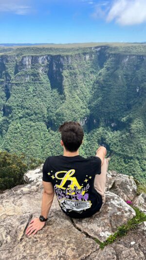 Lucas Burgatti Instagram - Sim… estou VIVO depois desse passeio de tirolesa a mais de 1000 metros acima do mar. É uma experiência única que só Cambará do sul pode te proporcionar. 
A vista não tem preço 🫶🏻
@canionsverdes @urbiaparques @ecotours_turismo muito obrigado por isso 🙏🏼❤️⛰️
