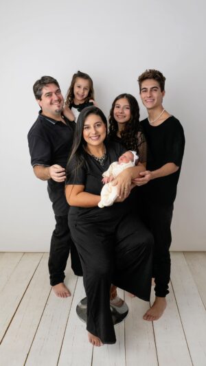Lucas Burgatti Instagram - Meus Deus quantas bençãos 🙏🏼 mais uma herança de Deus em nossa família  ela chegou tão “Serena” e nos trouxe paz e calmaria💗
Celebramos sua vida, somos gratos por tanto te amamos pequena Serena 👶🏻 

📸 @studio_patriciadifiori gratidão por tanto carinho e profissionalismo com a nossa família. 

Sigam @burgattifamily para acompanhar conteúdos da família burgatti 😊
.
.
.
.
.

#newborn #ensaiofotográfico #riodejaneiro #saopaulo #abcpaulista #familiaburgatti #ensaiodefamilia #ensaiodebebe #bebe #barradatijuca #recreiodosbandeirantes