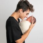 Lucas Burgatti Instagram - Um mês de serenidade em tamanho mini! Minha irmãzinha, sua calma é contagiante. Segurar você no colo é uma especie de terapia no meio de todo o caos. Que venha os próximos meses de calmaria ao seu lado Serena ❤️ te amo 📸 @studio_patriciadifiori #newborn