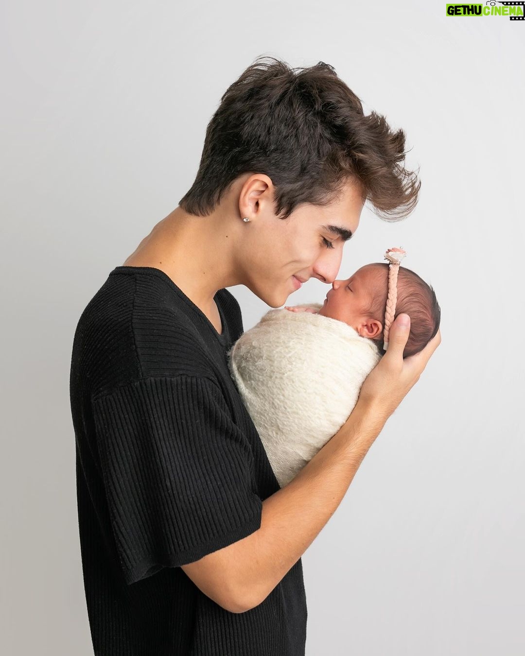 Lucas Burgatti Instagram - Um mês de serenidade em tamanho mini! Minha irmãzinha, sua calma é contagiante. Segurar você no colo é uma especie de terapia no meio de todo o caos. Que venha os próximos meses de calmaria ao seu lado Serena ❤️ te amo 📸 @studio_patriciadifiori #newborn