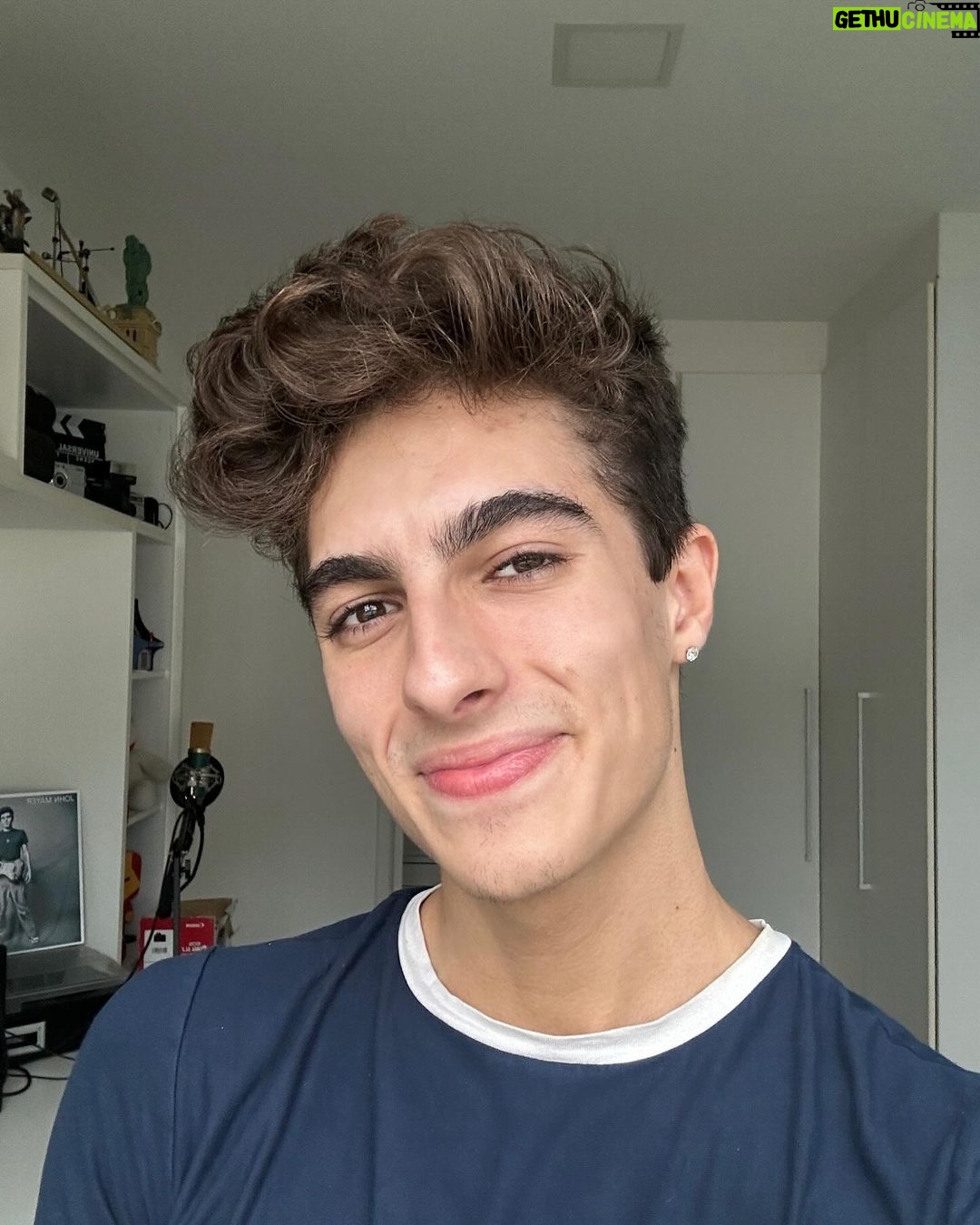 Lucas Burgatti Instagram - INVISAMOMENT 🤍🦷 E continuamos com nosso tratamento e nosso sorrisão mais do que radiante. Feliz em ser do time @invisalignbrasil e @clinica.alyah #invisaling #MinhaTransformacaoInvisalign #lucasburgatti