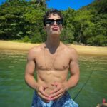 Lucas Burgatti Instagram - Me sentindo muito patrão desde quando fui a @oticascarolrj e escolhi esse óculos incrível 😎 kkkkkk Amor a primeira VISTA ! Obrigado @oticascarolrj e @fabriciobxavier 🫶🏻👌🏼