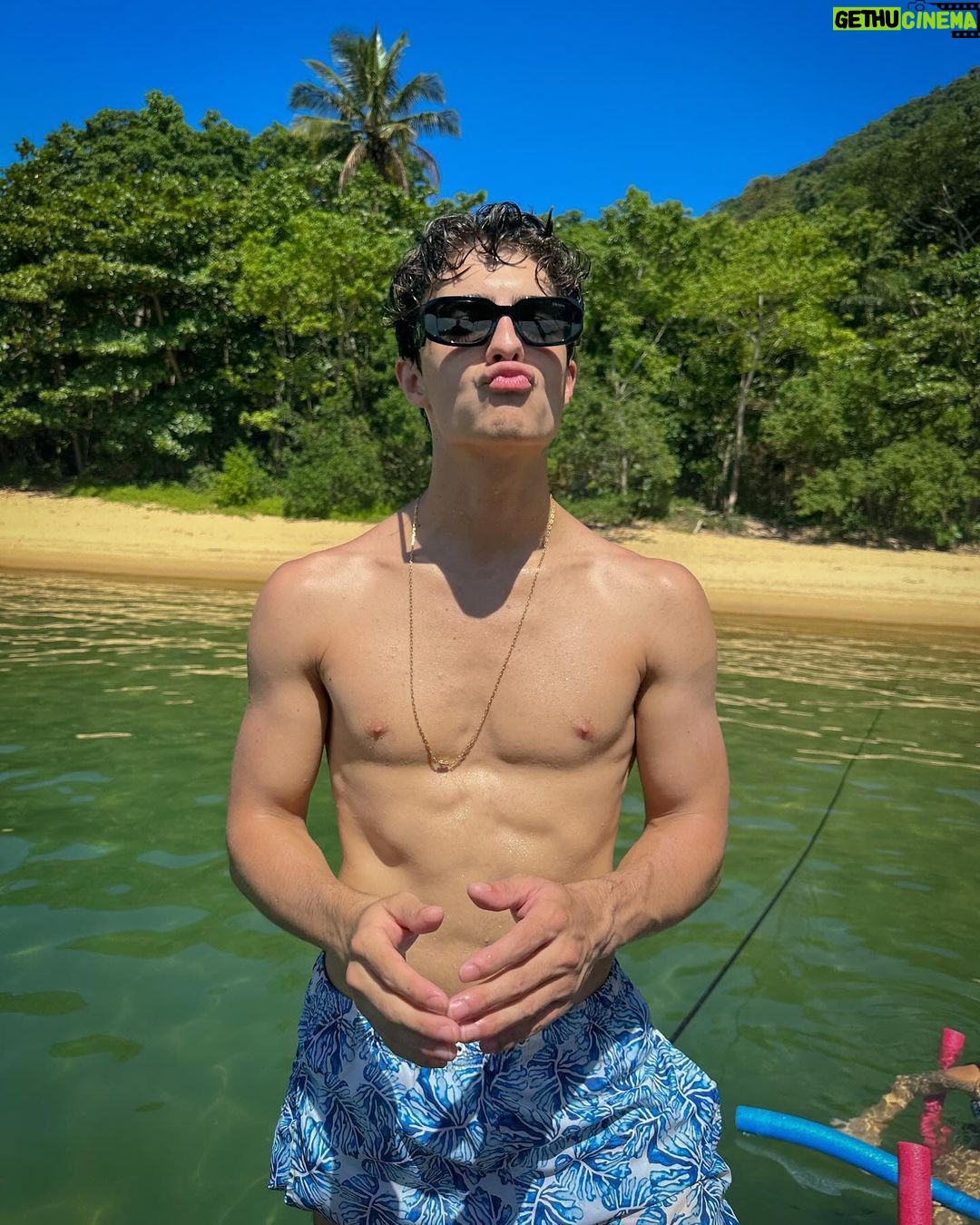 Lucas Burgatti Instagram - Me sentindo muito patrão desde quando fui a @oticascarolrj e escolhi esse óculos incrível 😎 kkkkkk Amor a primeira VISTA ! Obrigado @oticascarolrj e @fabriciobxavier 🫶🏻👌🏼