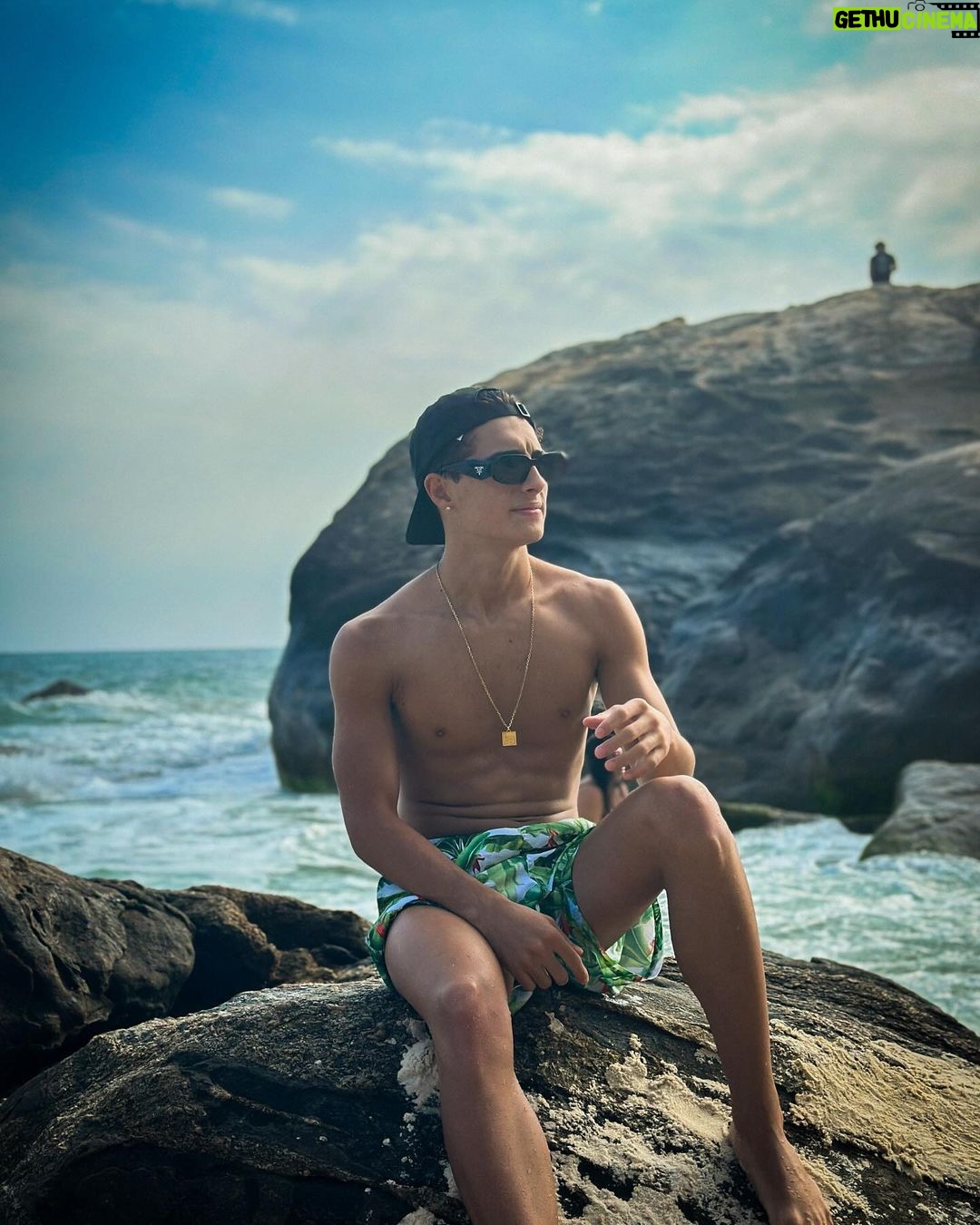 Lucas Burgatti Instagram - Me sentindo muito patrão desde quando fui a @oticascarolrj e escolhi esse óculos incrível 😎 kkkkkk Amor a primeira VISTA ! Obrigado @oticascarolrj e @fabriciobxavier 🫶🏻👌🏼