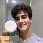 Lucas Burgatti Instagram - Estamos no primeiro mês do ano e isso significa muita coisa. Ano novo, vida nova, conquistas novas e claro… SORRISO NOVO 😁 @invisalignbrasil sempre comigo e nesse ano não ia ser diferente 🫶🏻 Cada dia que passa vejo uma evolução no meu sorriso e isso me deixa muito feliz ! E também obrigado @clinica.alyah por sempre estar a disposição de cuidar do meu sorriso seja lá onde eu estiver ❤️