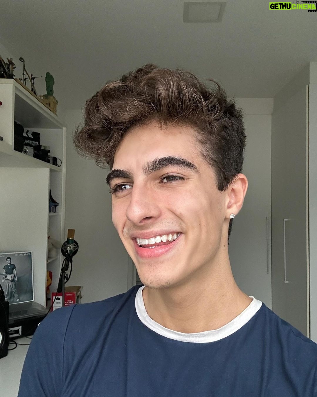 Lucas Burgatti Instagram - INVISAMOMENT 🤍🦷 E continuamos com nosso tratamento e nosso sorrisão mais do que radiante. Feliz em ser do time @invisalignbrasil e @clinica.alyah #invisaling #MinhaTransformacaoInvisalign #lucasburgatti