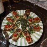 Lucas Burgatti Instagram - Até parece a Itália, mas é aqui no RJ mesmo ! Ontem fui conhecer esse espaço incrível de lindo, que tem a vinícola da @familia.eloy para degustar vinhos incríveis e aproveitar para experimentar as pizzas tipicamente italianas da @pizzeriaborgodelvino. Ou seja, uma mistura de comida e bebida de primeira qualidade com um visual muito europeu 🍕🍷