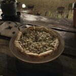 Lucas Burgatti Instagram - Até parece a Itália, mas é aqui no RJ mesmo ! Ontem fui conhecer esse espaço incrível de lindo, que tem a vinícola da @familia.eloy para degustar vinhos incríveis e aproveitar para experimentar as pizzas tipicamente italianas da @pizzeriaborgodelvino. Ou seja, uma mistura de comida e bebida de primeira qualidade com um visual muito europeu 🍕🍷