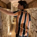 Lucas Burgatti Instagram - Até parece a Itália, mas é aqui no RJ mesmo ! Ontem fui conhecer esse espaço incrível de lindo, que tem a vinícola da @familia.eloy para degustar vinhos incríveis e aproveitar para experimentar as pizzas tipicamente italianas da @pizzeriaborgodelvino. Ou seja, uma mistura de comida e bebida de primeira qualidade com um visual muito europeu 🍕🍷