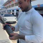 Lucas Lucco Instagram – Tá acontecendo heinnnnnnnn!!! 
Muito agradecido a todos os envolvidos e as marcas que estão comigo nesse divertido desafio: 

@topwayfit 
@extrapower 
@300franchising 
@lantexdobrasil 
@forjandoresultados 
@agencia.tittanium 
@sparcobrasil Autódromo Internacional Ayrton Senna (Goiânia)