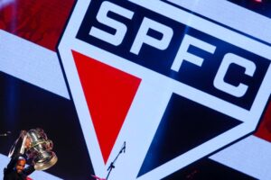 Lucas Moura Instagram - 🏆 @lucasmoura7 

#RespondeAoCoração
#CampeãoPorInteiro
#MadeInCotia
#VamosSãoPaulo 🇾🇪

📸 Miguel Schincariol / saopaulofc