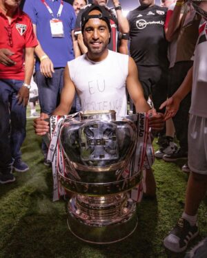 Lucas Moura Instagram - ÉÉÉ CAMPEÃOOO!!! 
.
Mais uma promessa de DEUS que se cumpre em minha vida. Obrigado Senhor! 🙌🏽 #eupertençoaJESUS
.
📸 @sguacabiafoto