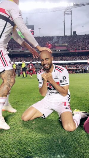 Lucas Moura Instagram - 🥺 Tinha que ser com você, @lucasmoura7!

#RespondeAoCoração
#MadeInCotia
#VamosSãoPaulo 🇾🇪