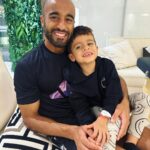 Lucas Moura Instagram - Nosso 02 hoje completa 4 anos! Nosso espoleta haha. Papai te ama muito filho, você não imagina a bênção que você é pra nós e o quanto sonhávamos com você. Que Papai do Céu te abençoe muito e que você cresça e ande sempre nos caminhos do Senhor. Feliz Aniversário! 💙🎁🎂 #Pedrofaz4 #ObrigadoJESUS
