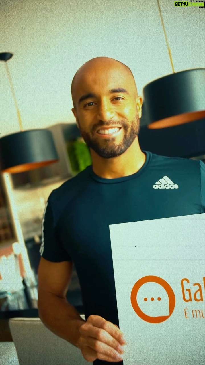Lucas Moura Instagram - Fala torcida tricolor! Agora você pode garantir uma camisa do São Paulo assinada por mim, receber uma vídeo mensagem personalizada e ainda ajudar o @institutoronald que cuida de crianças com câncer. Para adquirir a sua, é só entrar no site do @galeradabolaoficial e seguir os passos! Você também tem a opção de enviar um item que você já tenha para assinar. Vamos juntos!