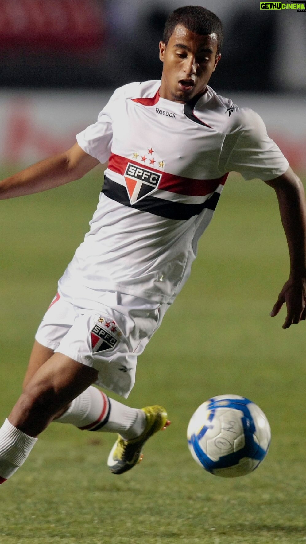 Lucas Moura Instagram - 🔙 Há 13 anos, @lucasmoura7 marcava o seu primeiro gol pelo Tricolor! Ainda com nome de Marcelinho, o atacante balançou as redes na vitória sobre o Atlético-MG, pelo @brasileirao #VamosSãoPaulo 🇾🇪 🎥 Sportv