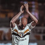Lucas Moura Instagram - Eliminação dolorida, difícil digerir. Coisas do futebol! Mas seguimos na luta que o ano ainda não acabou. O que não mata, fortalece! NADA muda o orgulho que sinto em fazer parte deste grupo e vestir essa camisa. Vamos juntos! DEUS no comando. 🙏🏽💪🏽 #ObrigadoJESUS #AvanteTricolor #SãoPauloéSentimento 📸 @rchirisp Estádio do Morumbi