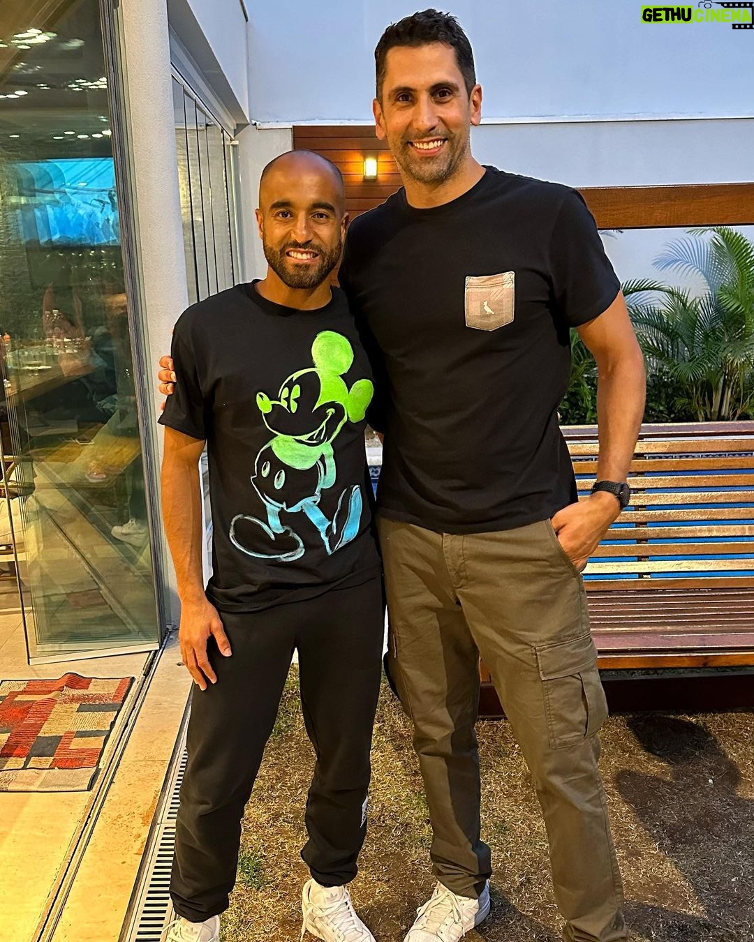 Lucas Moura Instagram - Hoje completamos 6 anos de parceria! Muito grato a DEUS pela tua vida, com certeza eu não seria o atleta que sou hoje sem você. Muito obrigado big, você é fera! 💪🏽 #treino #fisio #foco