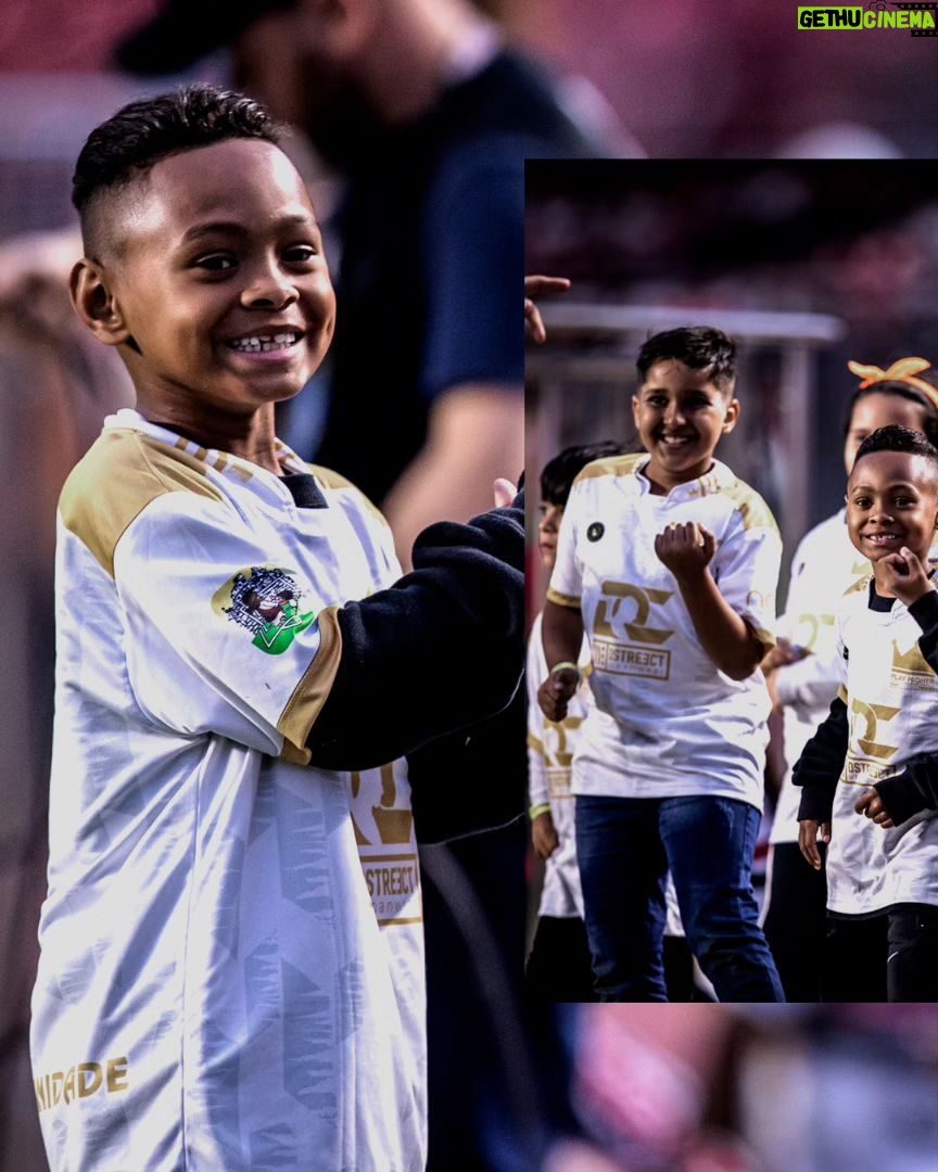 Lucas Moura Instagram - Um pouco mais sobre o nosso último domingo, com direito a comemoração de aniversário! 🥳 O @lucasmoura7, apoiador do projeto, presenteou nossas crianças com uma visita incrível ao Estádio do Morumbi. Uma delas, o Kawan, nunca tinha ido em um estádio, e graças a esse presente teve um aniversário em grande estilo, com toda a torcida cantando! Quer nos ajudar a transformar a história de mais crianças? Conheça e faça parte do projeto Play Higher. ⚽ @monteirofoto 📸 #playhigher #futebolcomproposito São Paulo, Brazil