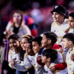 Lucas Moura Instagram - Um pouco mais sobre o nosso último domingo, com direito a comemoração de aniversário! 🥳 O @lucasmoura7, apoiador do projeto, presenteou nossas crianças com uma visita incrível ao Estádio do Morumbi. Uma delas, o Kawan, nunca tinha ido em um estádio, e graças a esse presente teve um aniversário em grande estilo, com toda a torcida cantando! Quer nos ajudar a transformar a história de mais crianças? Conheça e faça parte do projeto Play Higher. ⚽ @monteirofoto 📸 #playhigher #futebolcomproposito São Paulo, Brazil