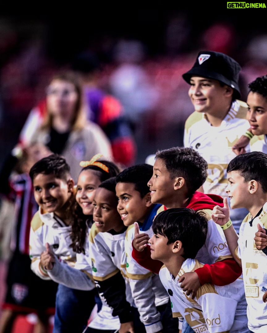 Lucas Moura Instagram - Um pouco mais sobre o nosso último domingo, com direito a comemoração de aniversário! 🥳 O @lucasmoura7, apoiador do projeto, presenteou nossas crianças com uma visita incrível ao Estádio do Morumbi. Uma delas, o Kawan, nunca tinha ido em um estádio, e graças a esse presente teve um aniversário em grande estilo, com toda a torcida cantando! Quer nos ajudar a transformar a história de mais crianças? Conheça e faça parte do projeto Play Higher. ⚽ @monteirofoto 📸 #playhigher #futebolcomproposito São Paulo, Brazil