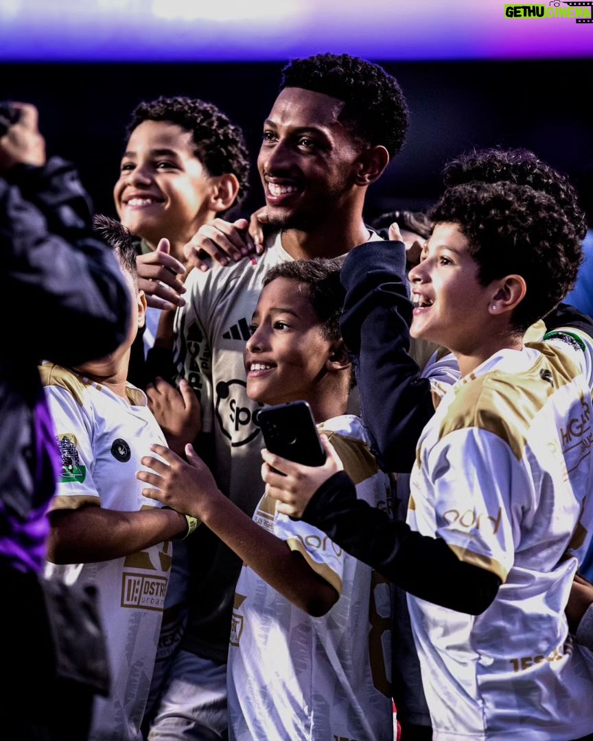 Lucas Moura Instagram - Um pouco mais sobre o nosso último domingo, com direito a comemoração de aniversário! 🥳 O @lucasmoura7, apoiador do projeto, presenteou nossas crianças com uma visita incrível ao Estádio do Morumbi. Uma delas, o Kawan, nunca tinha ido em um estádio, e graças a esse presente teve um aniversário em grande estilo, com toda a torcida cantando! Quer nos ajudar a transformar a história de mais crianças? Conheça e faça parte do projeto Play Higher. ⚽ @monteirofoto 📸 #playhigher #futebolcomproposito São Paulo, Brazil