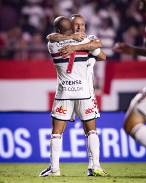 Lucas Moura Instagram - Grande vitória pra completar uma semana especial. Glória a DEUS! 🔴⚪️⚫️ #obrigadoJESUS #SãoPauloéSentimento