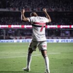 Lucas Moura Instagram - Grande vitória pra completar uma semana especial. Glória a DEUS! 🔴⚪️⚫️ #obrigadoJESUS #SãoPauloéSentimento Estádio do Morumbi
