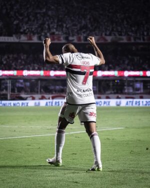 Lucas Moura Instagram - Grande vitória pra completar uma semana especial. Glória a DEUS! 🔴⚪️⚫️ #obrigadoJESUS #SãoPauloéSentimento