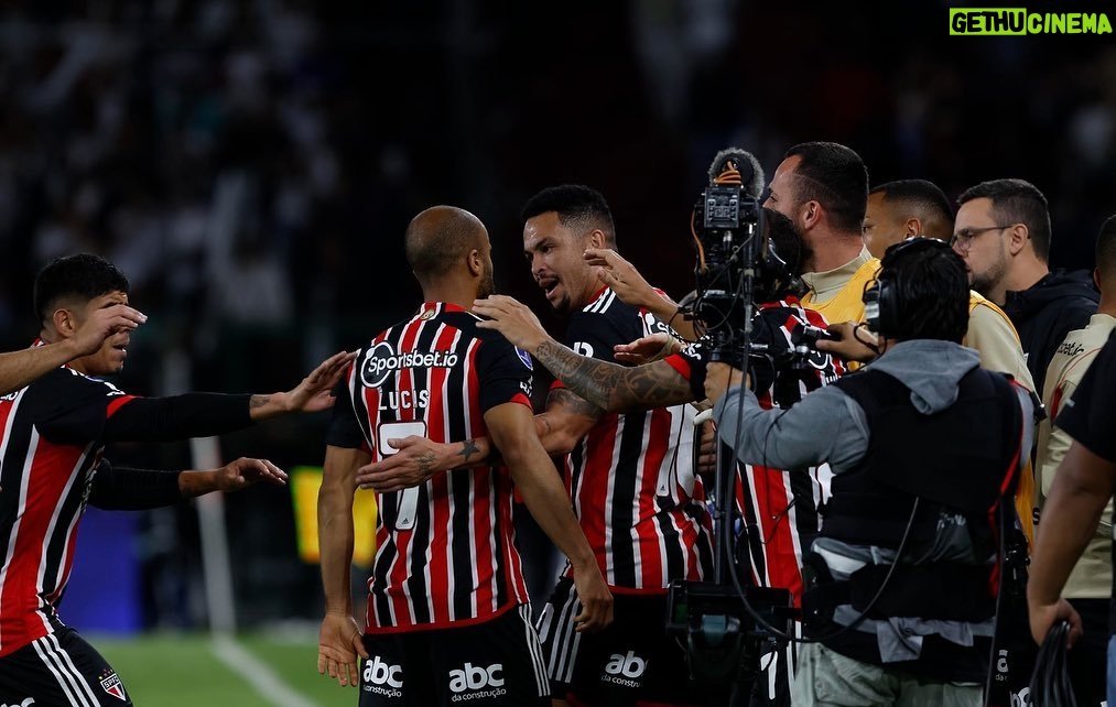 Lucas Moura Instagram - Jogo muito difícil, mas não tem nada definido, ainda faltam 90 minutos. Conto com o apoio do nosso torcedor no Morumbi para revertermos esse resultado. Vamos juntos! 🙏🏽💪🏽 #ObrigadoJESUS #AvanteTricolor #SãoPauloéSentimento 📸 @rchirisp Estadio Rodrigo Paz Delgado