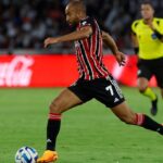 Lucas Moura Instagram - Jogo muito difícil, mas não tem nada definido, ainda faltam 90 minutos. Conto com o apoio do nosso torcedor no Morumbi para revertermos esse resultado. Vamos juntos! 🙏🏽💪🏽 #ObrigadoJESUS #AvanteTricolor #SãoPauloéSentimento 📸 @rchirisp Estadio Rodrigo Paz Delgado