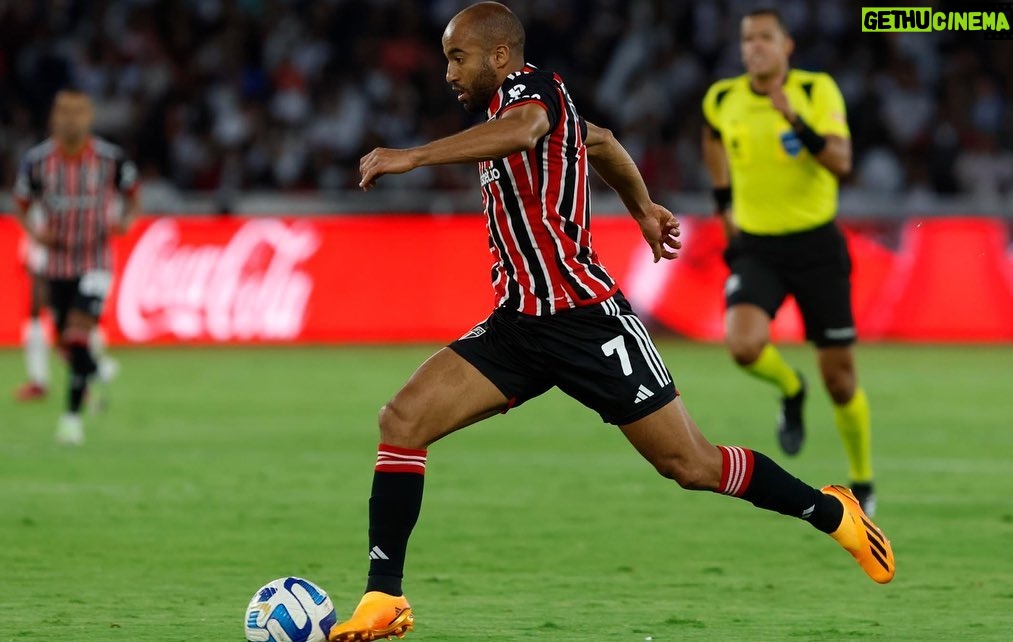 Lucas Moura Instagram - Jogo muito difícil, mas não tem nada definido, ainda faltam 90 minutos. Conto com o apoio do nosso torcedor no Morumbi para revertermos esse resultado. Vamos juntos! 🙏🏽💪🏽 #ObrigadoJESUS #AvanteTricolor #SãoPauloéSentimento 📸 @rchirisp Estadio Rodrigo Paz Delgado