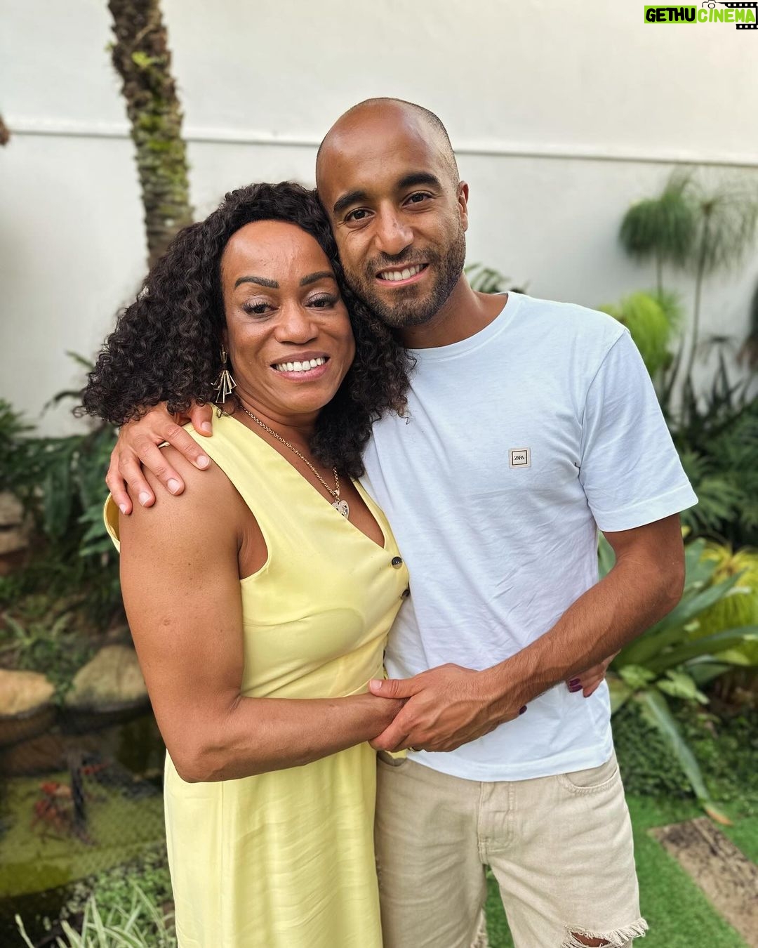 Lucas Moura Instagram - Mãe, como é bom estar perto de você e curtir esses momentos. Eu te amo muito! Que DEUS te abençoe e te guarde sempre. Feliz aniversário! 🎂❤️