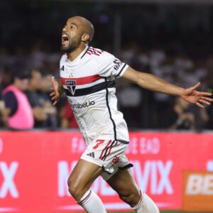 Lucas Moura Instagram - 🥺 @lucasmoura7: “É difícil encontrar palavras. Estou sonhando. Voltar para o clube que eu amo e viver um jogo como esse. A torcida merecia essa classificação”.

#VamosSãoPaulo 🇾🇪

📸 Rubens Chiri e Nilton Fukuda / saopaulofc