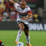 Lucas Moura Instagram - É o Lucas! 💥⚽️ Aniversário, Dia dos Pais e o primeiro gol dele em seu retorno ao Tricolor. E que golaço! #VamosSãoPaulo 🇾🇪 📸 Rubens Chiri / São Paulo FC Estadio Maracaná