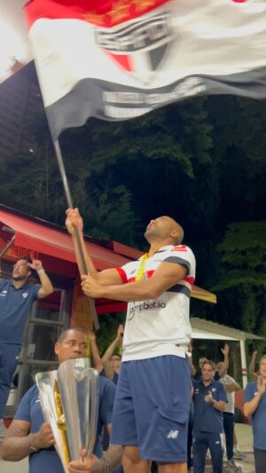 Lucas Moura Instagram - 🫶 E o @lucasmoura7 já puxou o hino com a #TorcidaQueConduz!

#SuperCampeãoDeTudo
#VamosSãoPaulo 🇾🇪