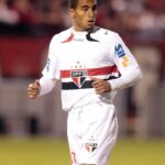 Lucas Moura Instagram - 🔙 Neste dia, há 13 anos, Lucas estreava na equipe profissional do São Paulo! Com a camisa 37, ele entrou no empate com o Athletico-PR, por 1 a 1, em Curitiba, pelo @brasileirao. De lá pra cá, são 129 jogos e 33 gols com a camisa tricolor. #VamosSãoPaulo 🇾🇪