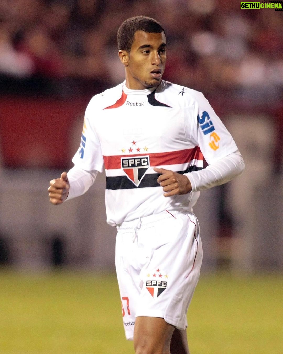 Lucas Moura Instagram - 🔙 Neste dia, há 13 anos, Lucas estreava na equipe profissional do São Paulo! Com a camisa 37, ele entrou no empate com o Athletico-PR, por 1 a 1, em Curitiba, pelo @brasileirao. De lá pra cá, são 129 jogos e 33 gols com a camisa tricolor. #VamosSãoPaulo 🇾🇪